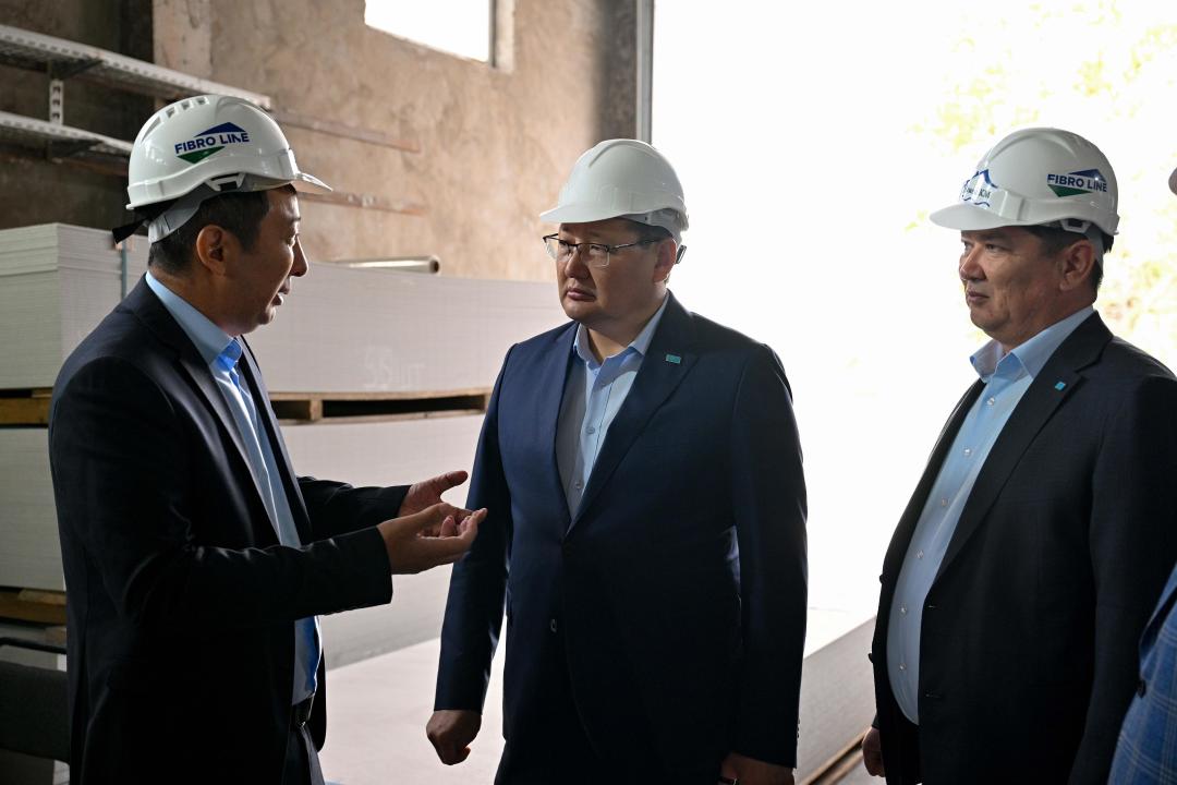 Аким области Берик Уали посетил завод «Семей Құрылыс Материалдары»