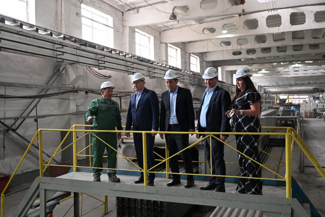 Аким области Берик Уали посетил завод «Семей Құрылыс Материалдары»