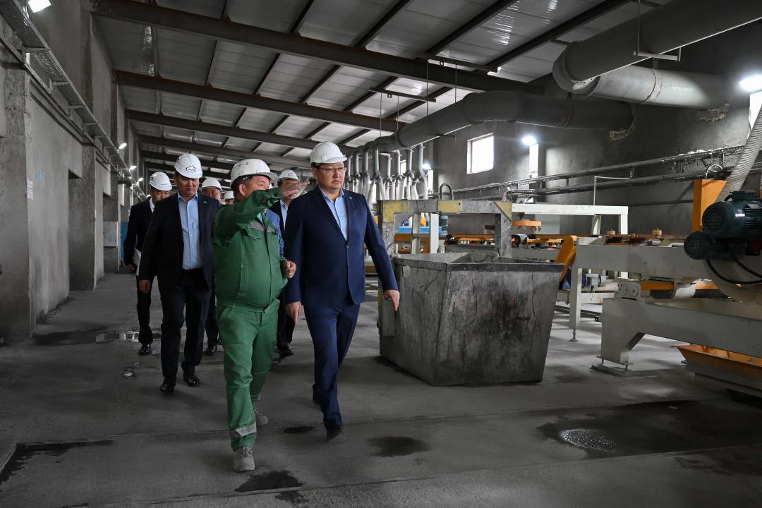 Аким области Берик Уали посетил завод «Семей Құрылыс Материалдары»