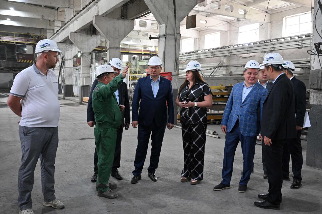 Аким области Берик Уали посетил завод «Семей Құрылыс Материалдары»