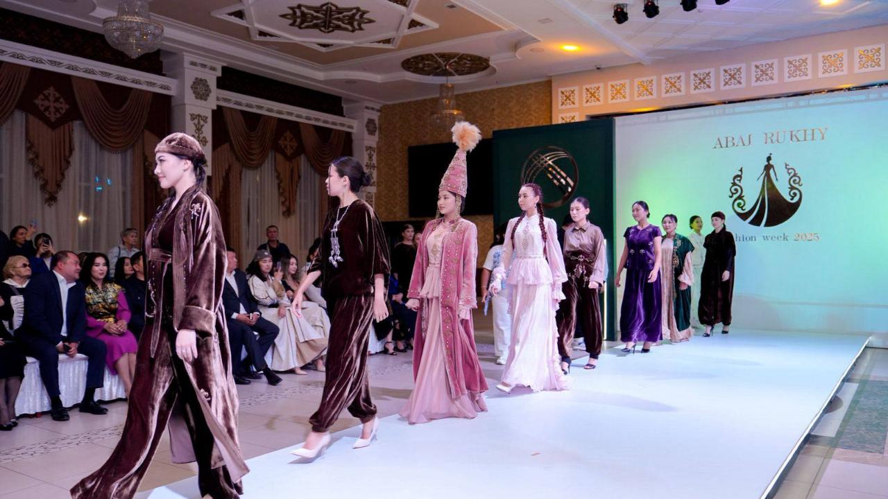 В Семее стартовал показ мод «ABAI RUKHY FASHION WEEK»