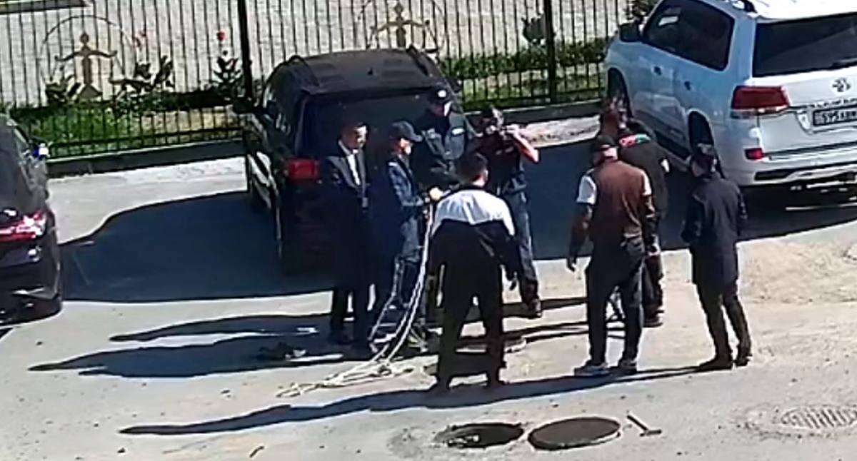 Полицейские в Семее спасли рабочих из канализационного люка
