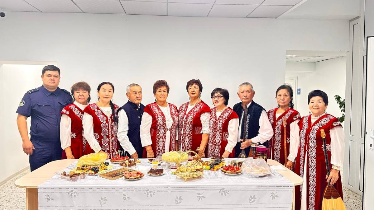 100 литров сока от осужденного: в Семее отметили День пожилых людей необычной акцией