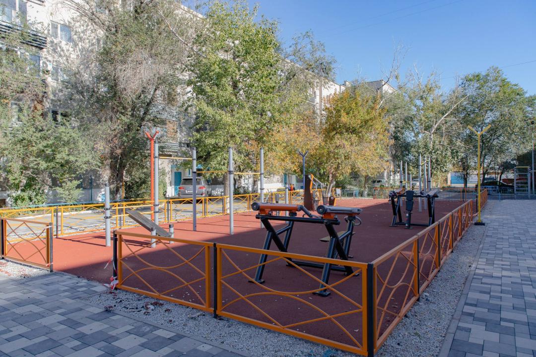 В Семее активно ведутся работы по благоустройству дворов