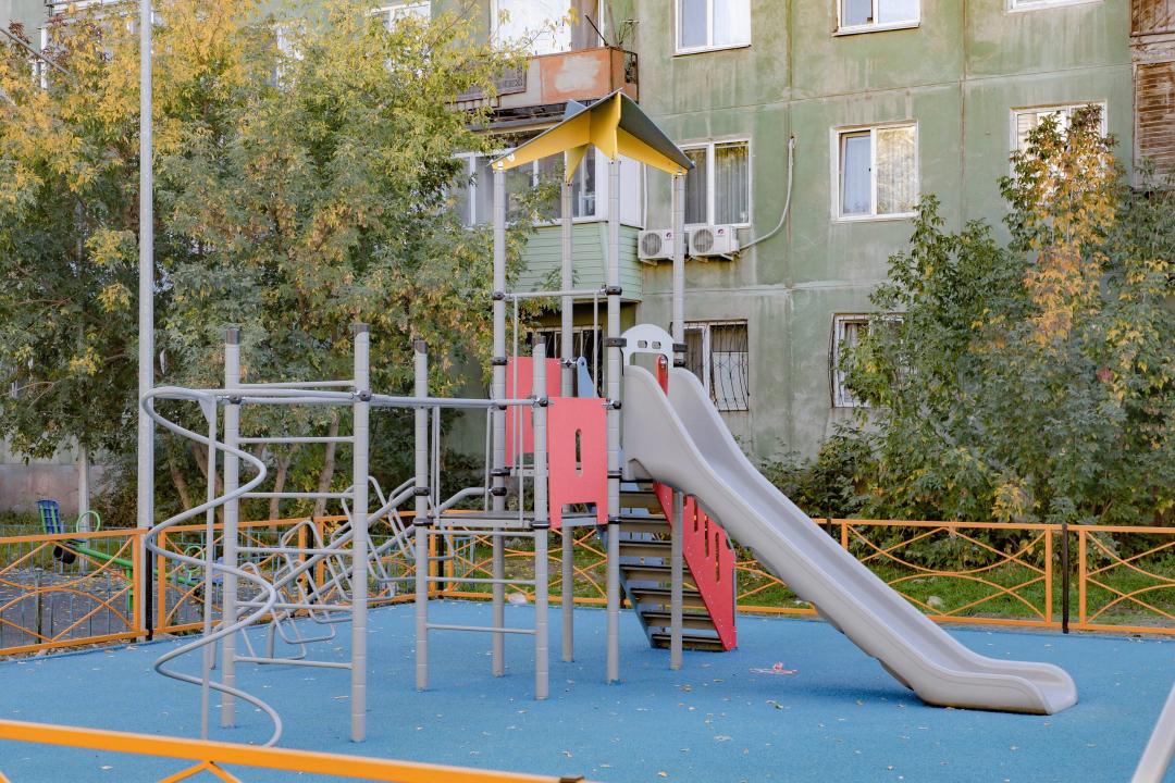 В Семее активно ведутся работы по благоустройству дворов