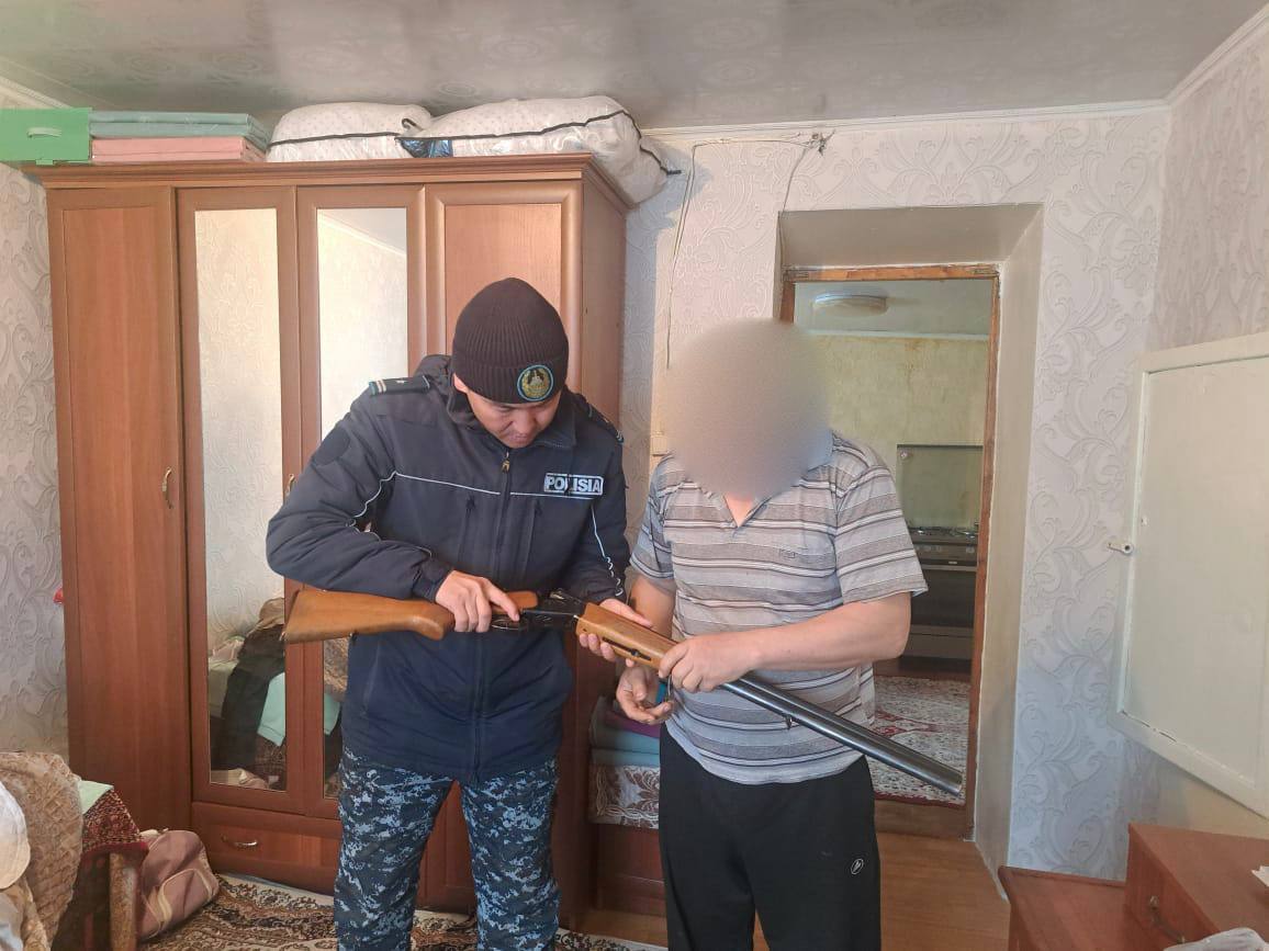 Полиция проверяет владельцев оружия в Абайской области