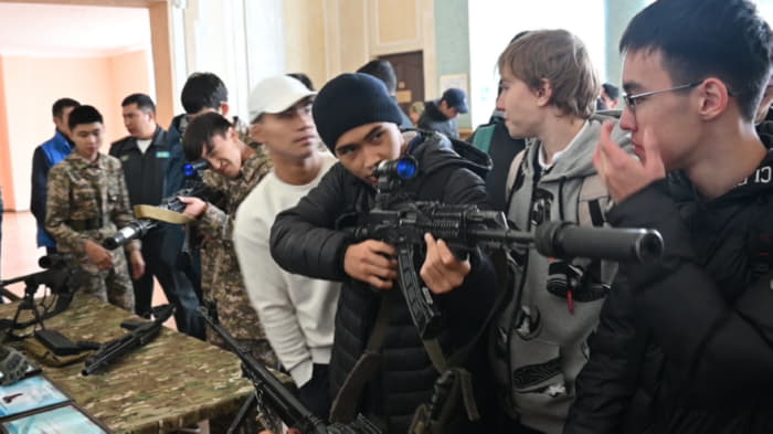 В Семее новобранцы торжественно отправились на службу Родине