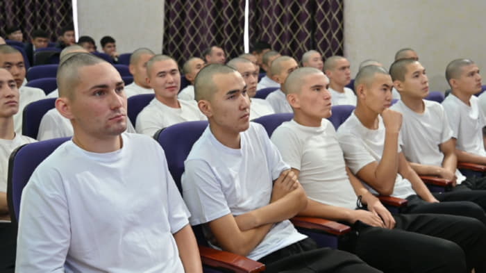 В Семее новобранцы торжественно отправились на службу Родине
