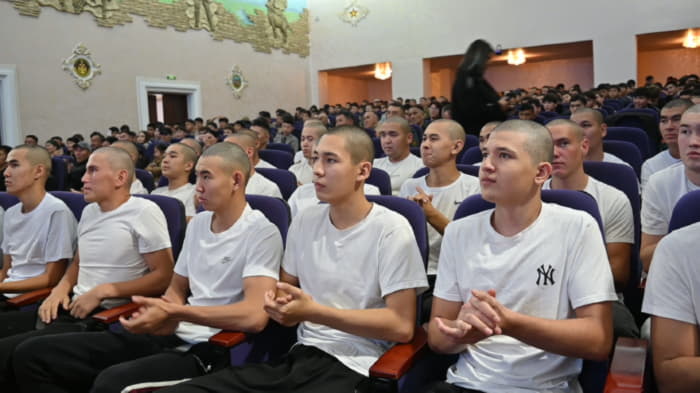 В Семее новобранцы торжественно отправились на службу Родине