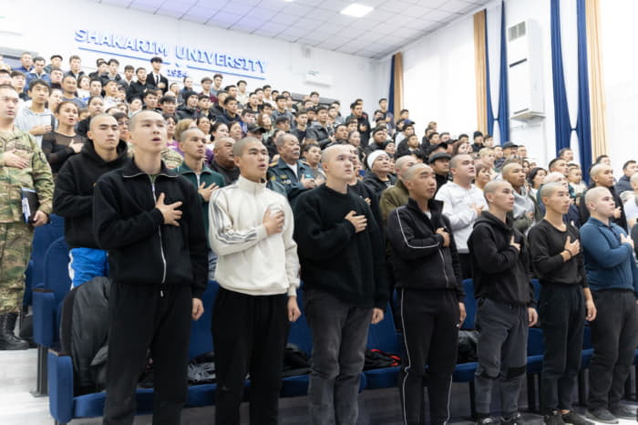 В университете Шакарима прошла церемония проводов молодых солдат в армию