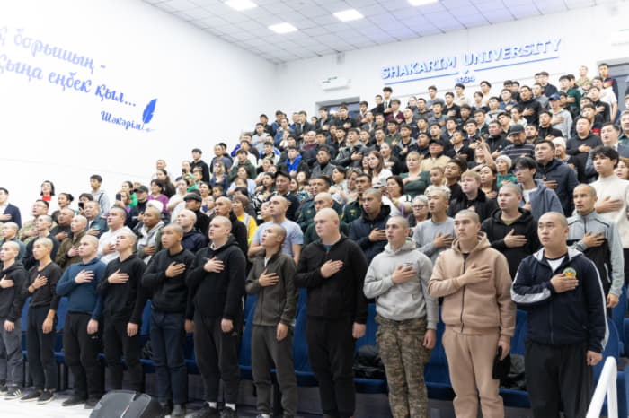 В университете Шакарима прошла церемония проводов молодых солдат в армию