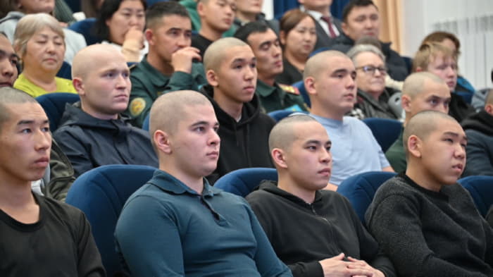 В университете Шакарима прошла церемония проводов молодых солдат в армию