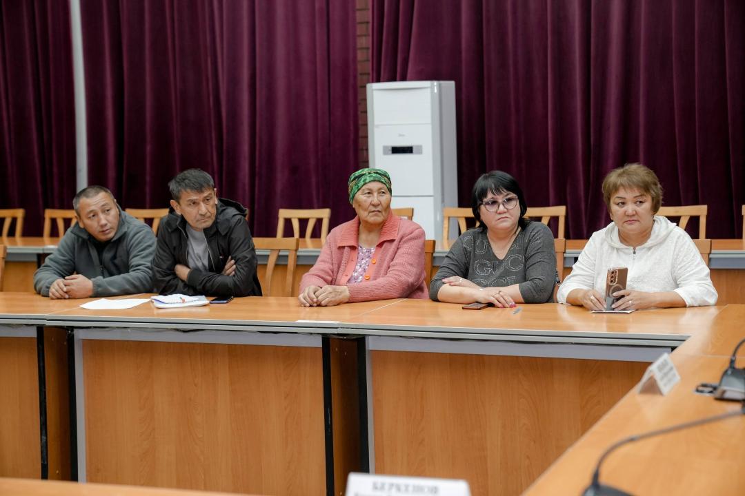 Аким Семея встретился с жителями дачного массива Мурат