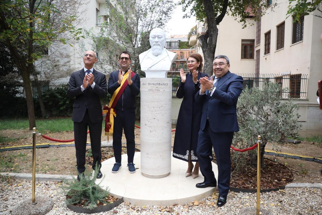 В Италии установили бюст Абая