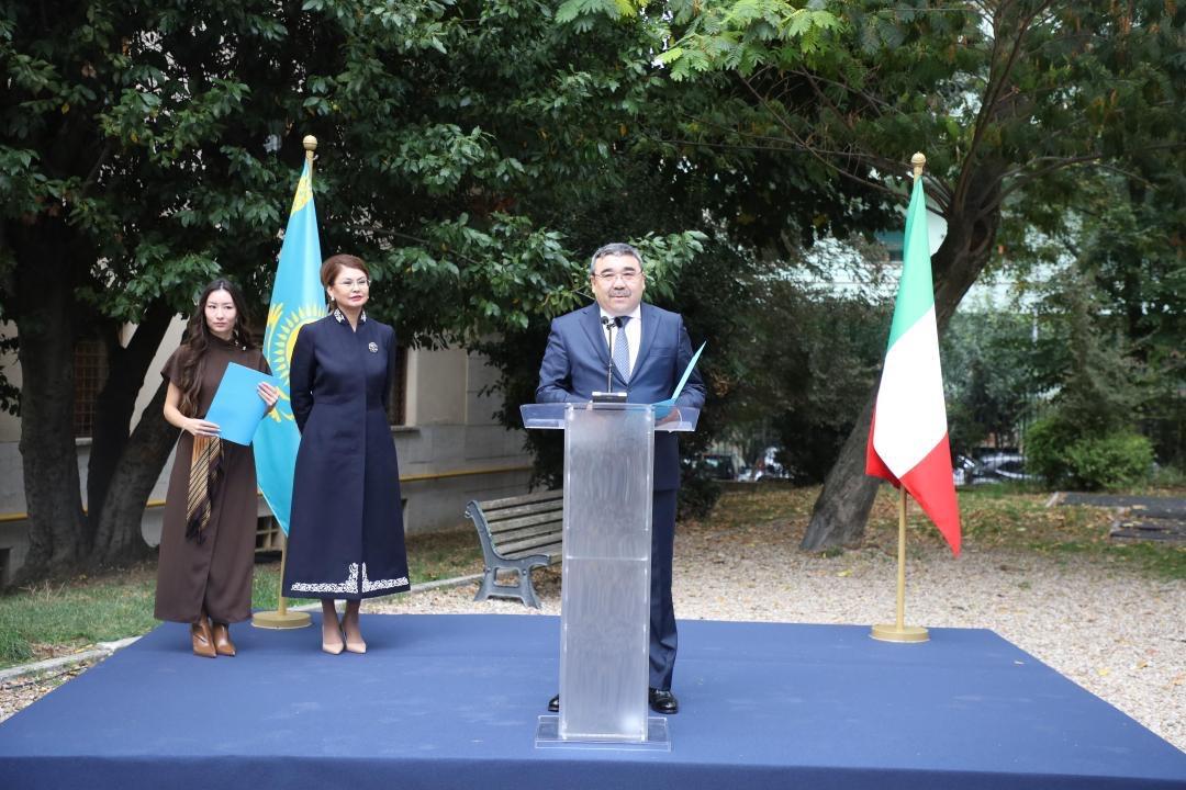 В Италии установили бюст Абая