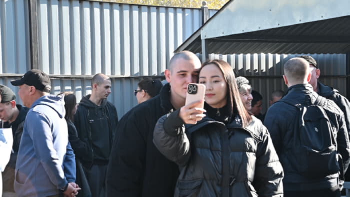 На службу в свой регион отправлены 35 новобранцев