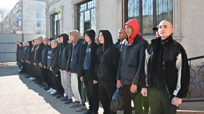 На службу в свой регион отправлены 35 новобранцев