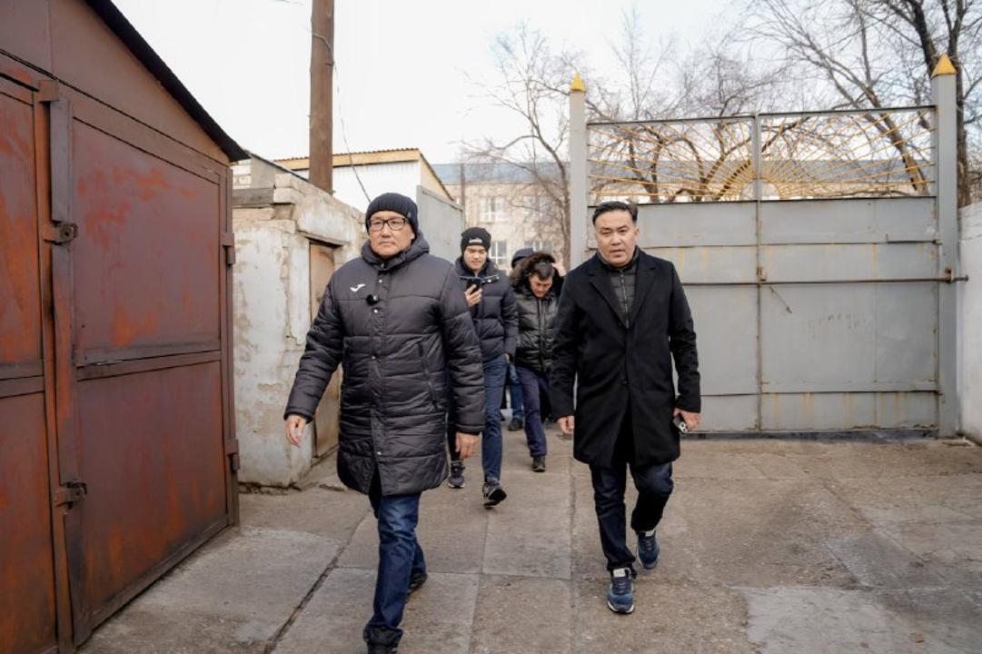 В Семее продолжаются работы по очистке арычной системы