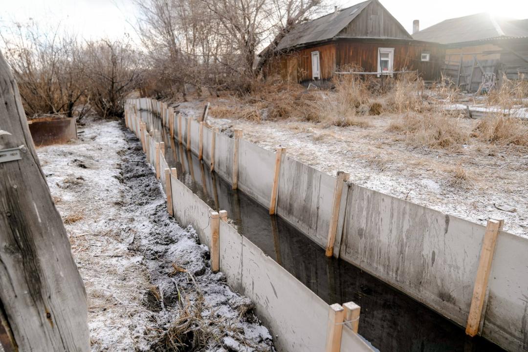 В Семее продолжаются работы по очистке арычной системы