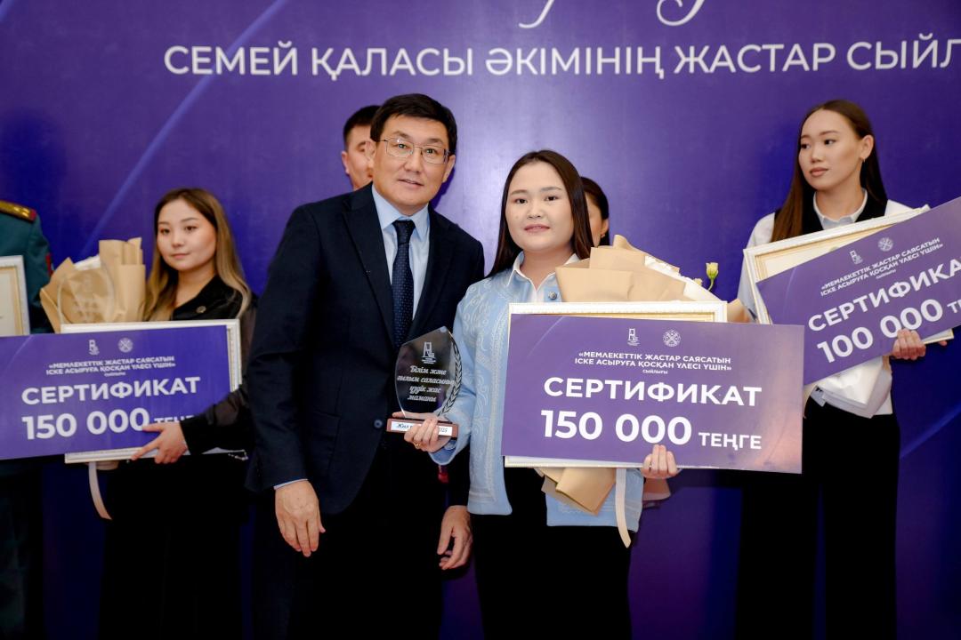 В Семее наградили лучших представителей молодежи