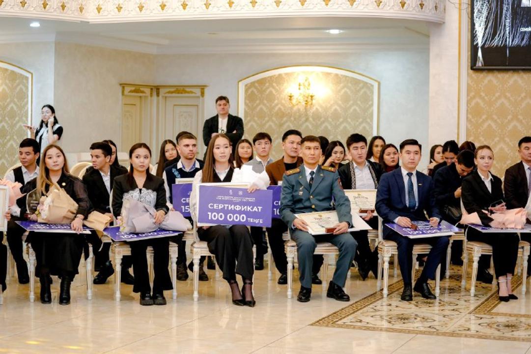 В Семее наградили лучших представителей молодежи