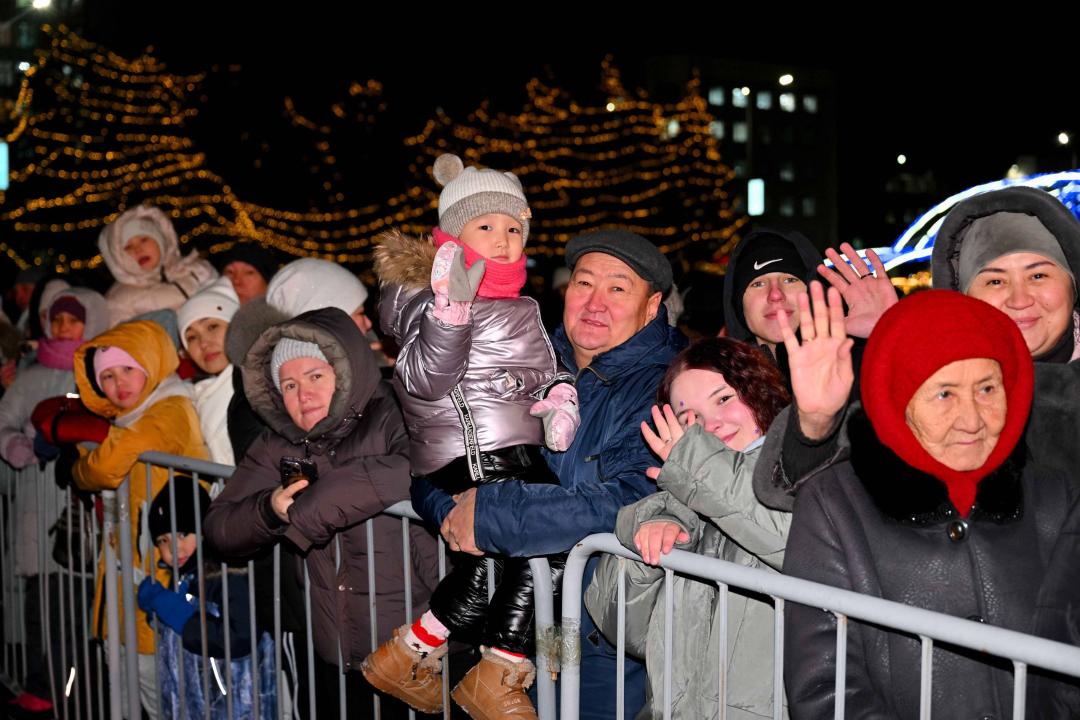 В Семее зажгли огни новогодней ёлки