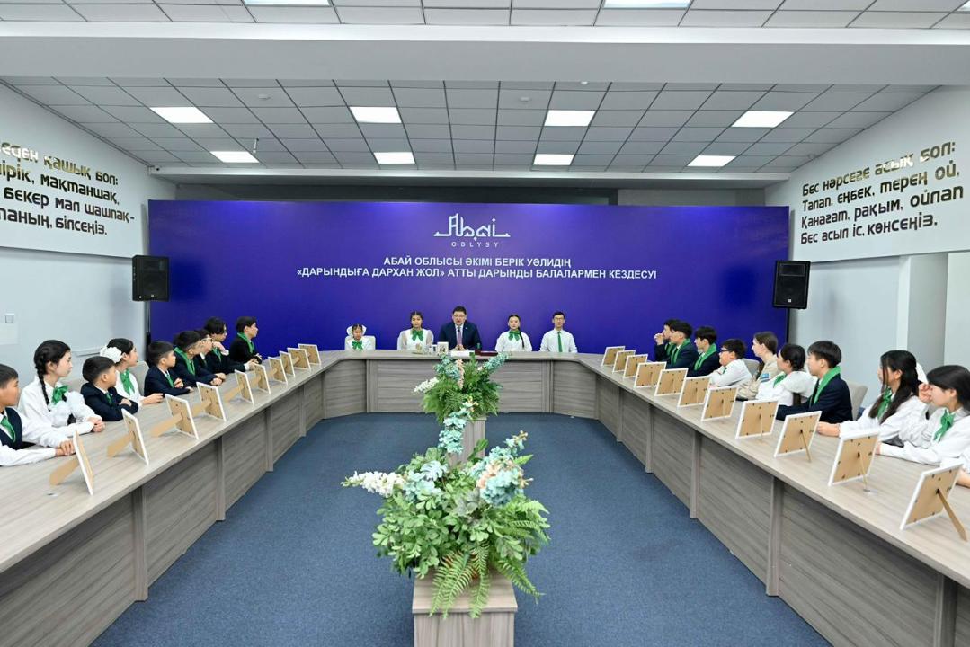Аким области встретился с одаренными школьниками региона
