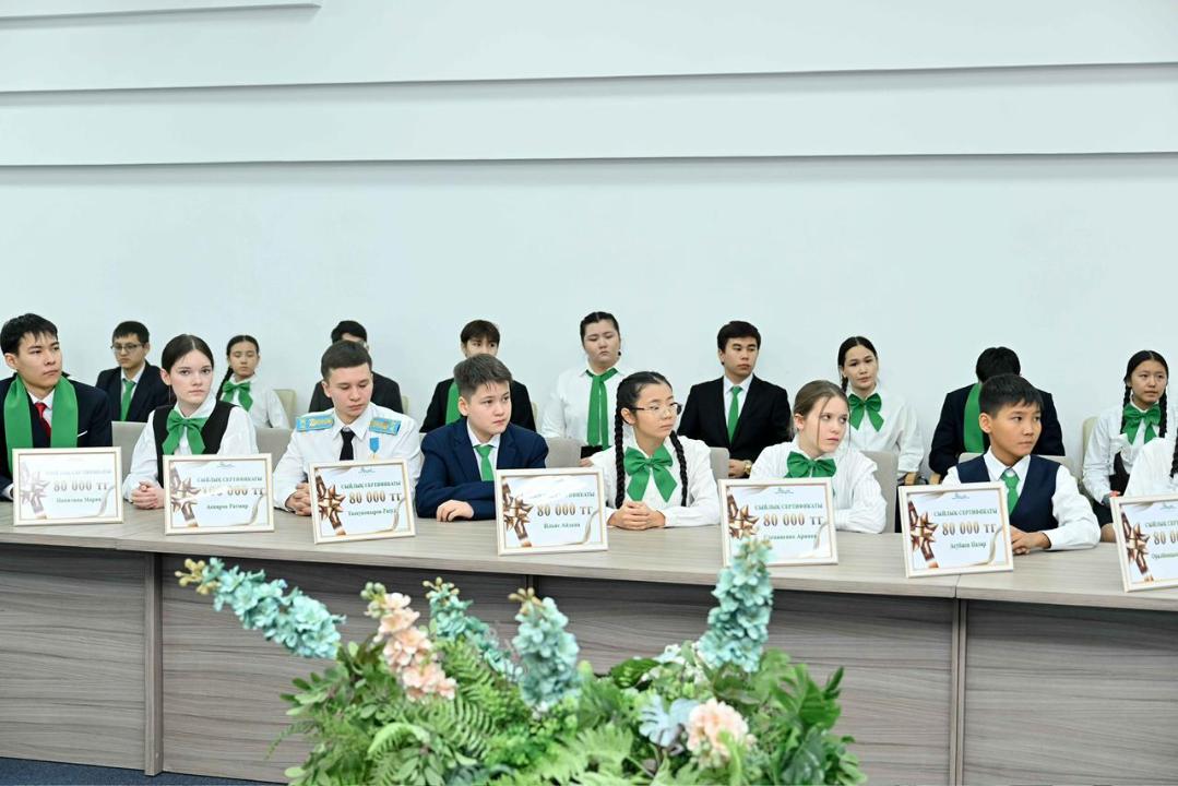 Аким области встретился с одаренными школьниками региона