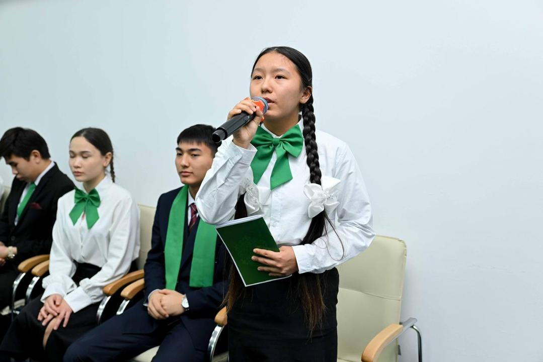 Аким области встретился с одаренными школьниками региона