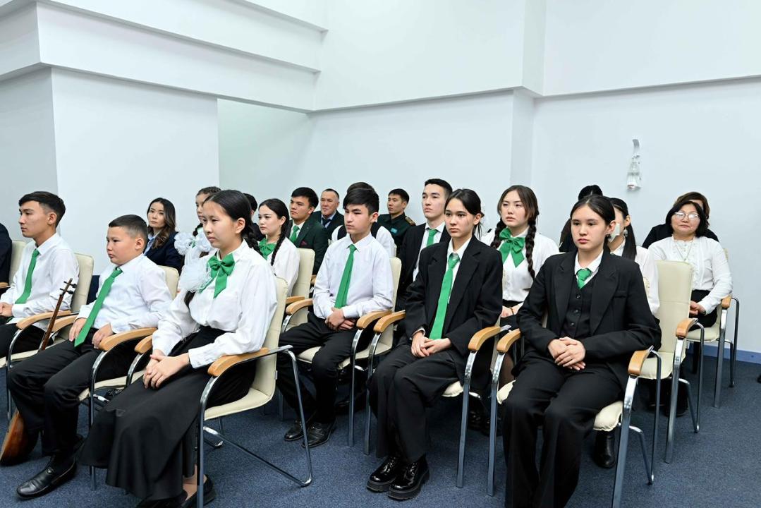 Аким области встретился с одаренными школьниками региона