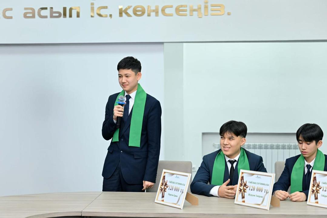 Аким области встретился с одаренными школьниками региона