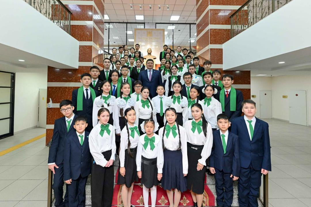 Аким области встретился с одаренными школьниками региона