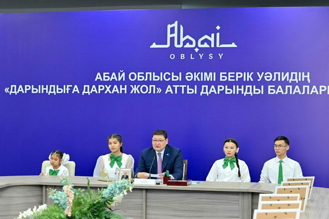 Аким области встретился с одаренными школьниками региона