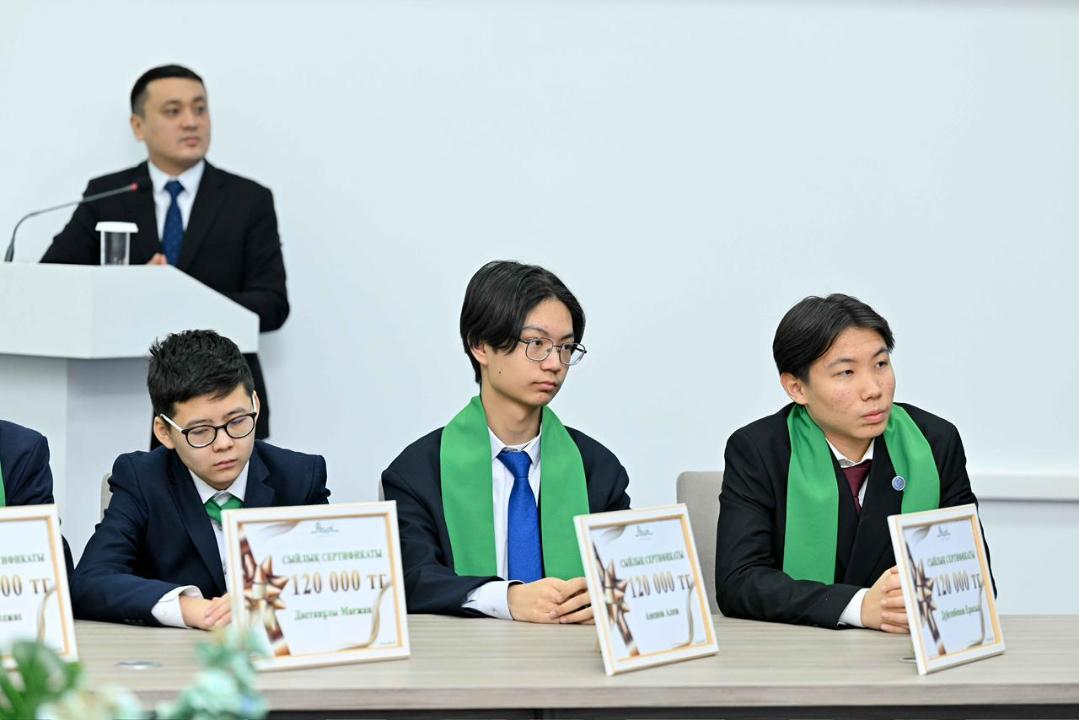 Аким области встретился с одаренными школьниками региона