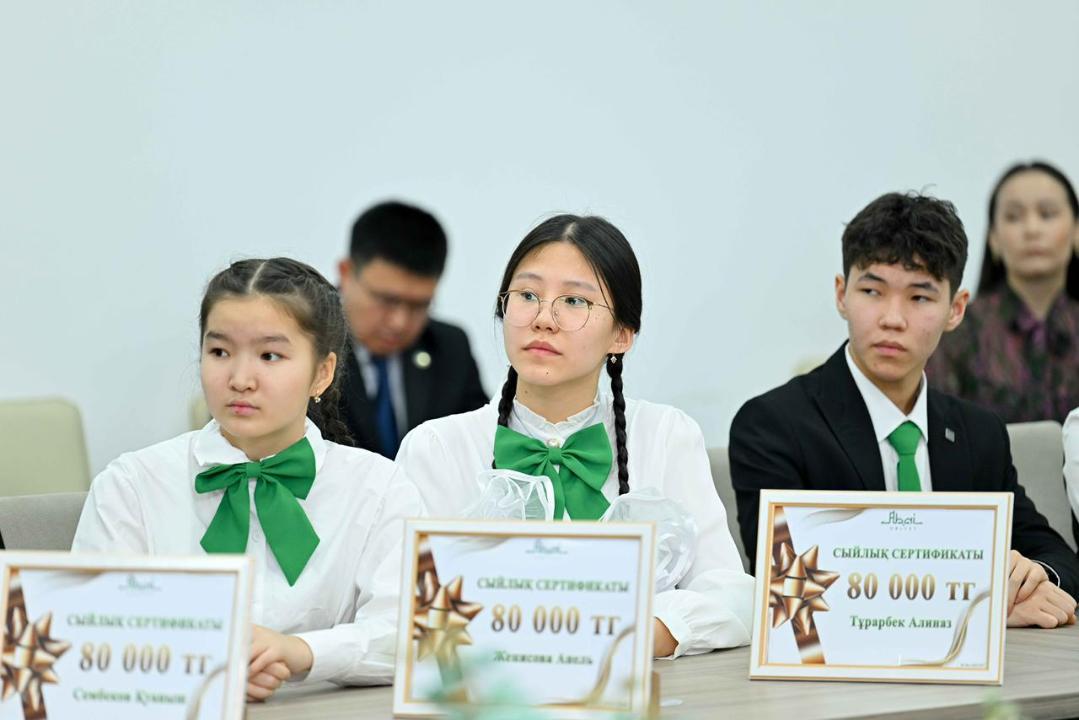 Аким области встретился с одаренными школьниками региона