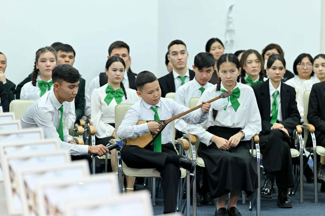 Аким области встретился с одаренными школьниками региона