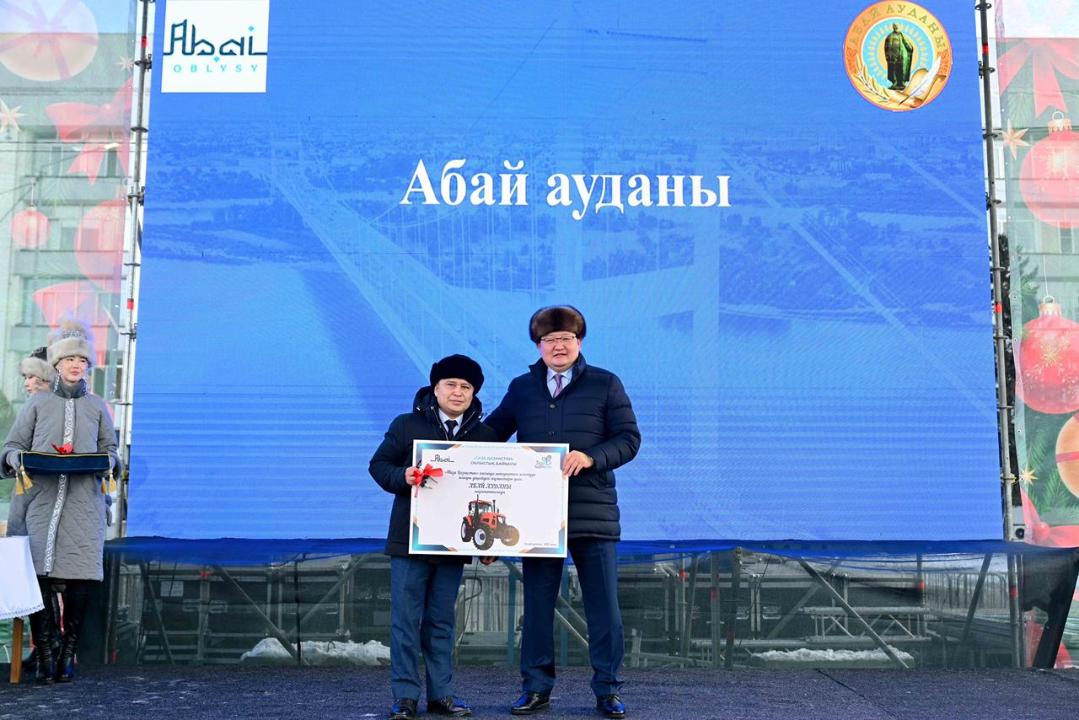 В Семее победителям областного конкурса вручены 20 тракторов