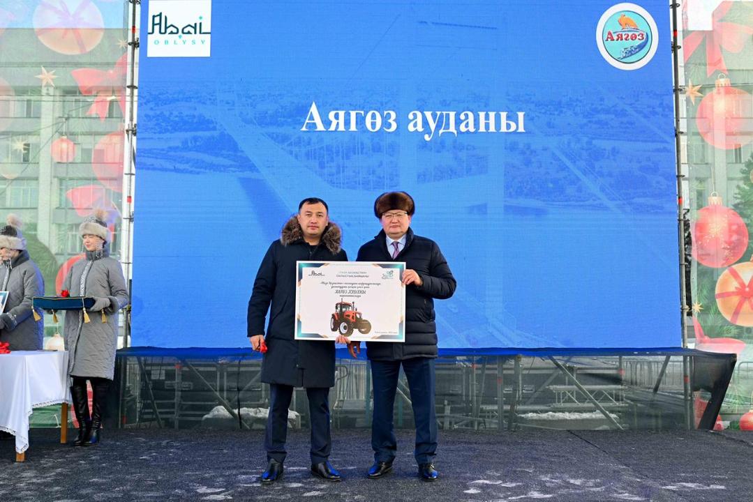 В Семее победителям областного конкурса вручены 20 тракторов