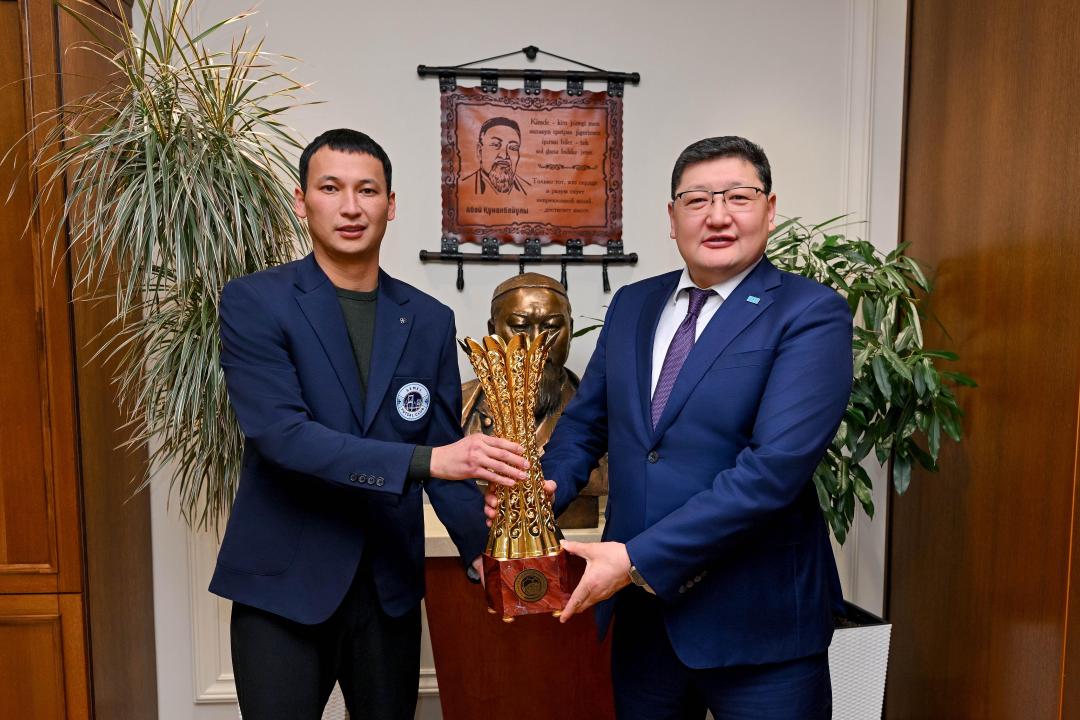 Аким области встретился с генеральным директором ФК &laquo;Семей&raquo;