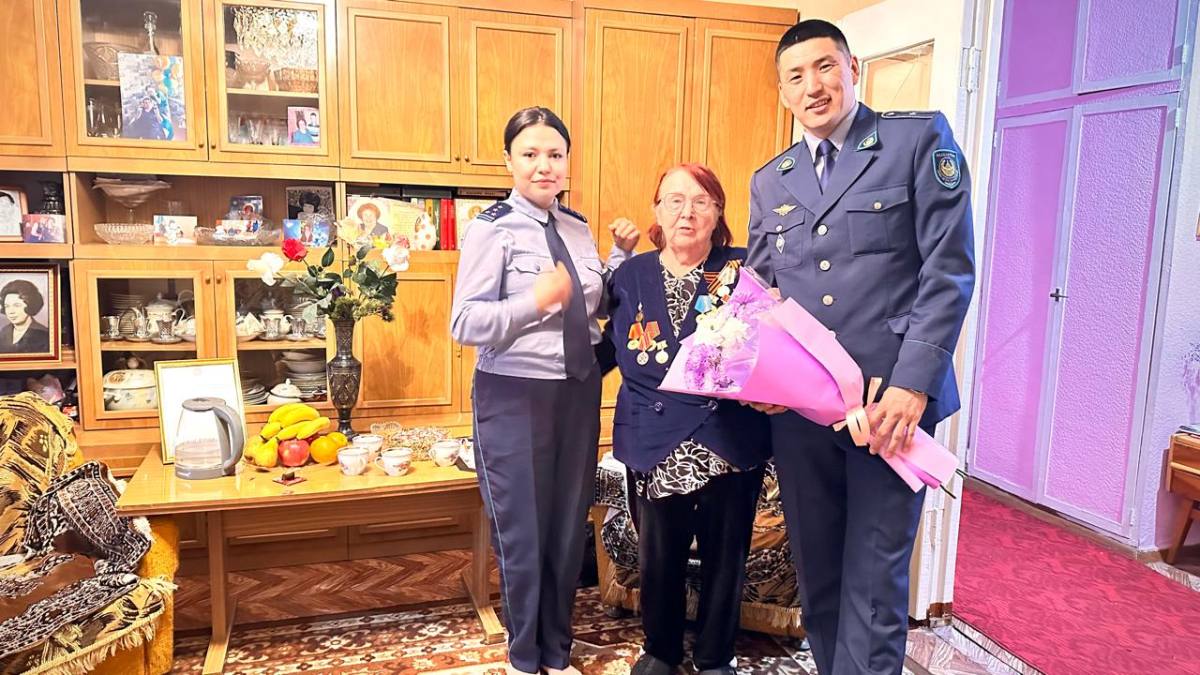 В Семее сотрудники УИС встретились с 93-летней свидетельницей блокады Ленинграда