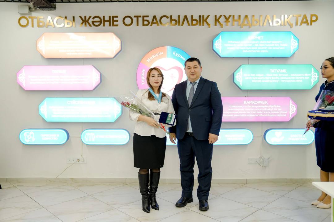 Награды &laquo;Күміс алқа&raquo; и &laquo;Алтын алқа&raquo; вручили в Семее