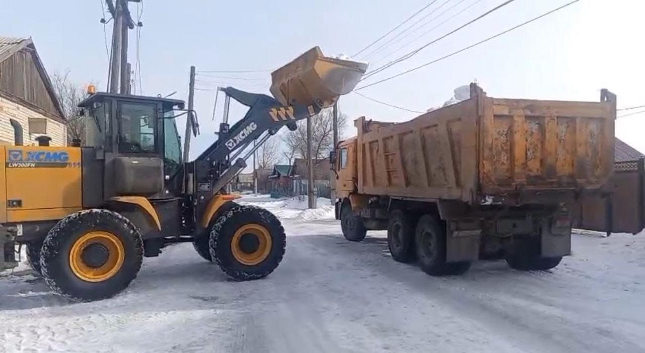 В Семее и области продолжаются работы по вывозу снега и откачке талых вод