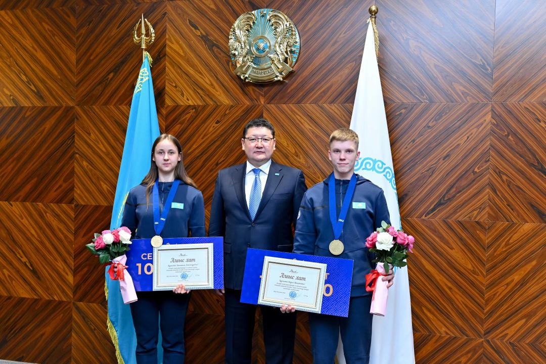 В Семее чествовали чемпионов-конкобежцев