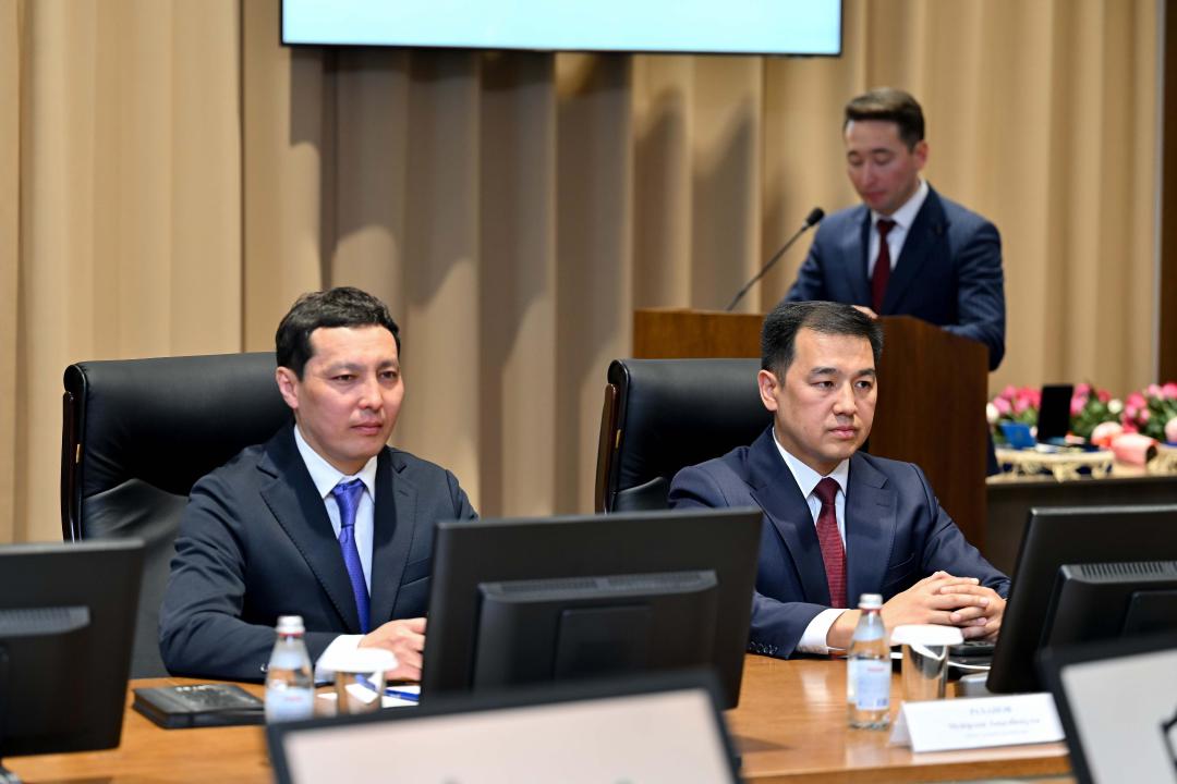 В Семее чествовали чемпионов-конкобежцев