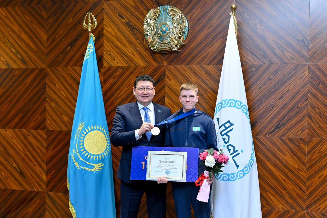 В Семее чествовали чемпионов-конкобежцев