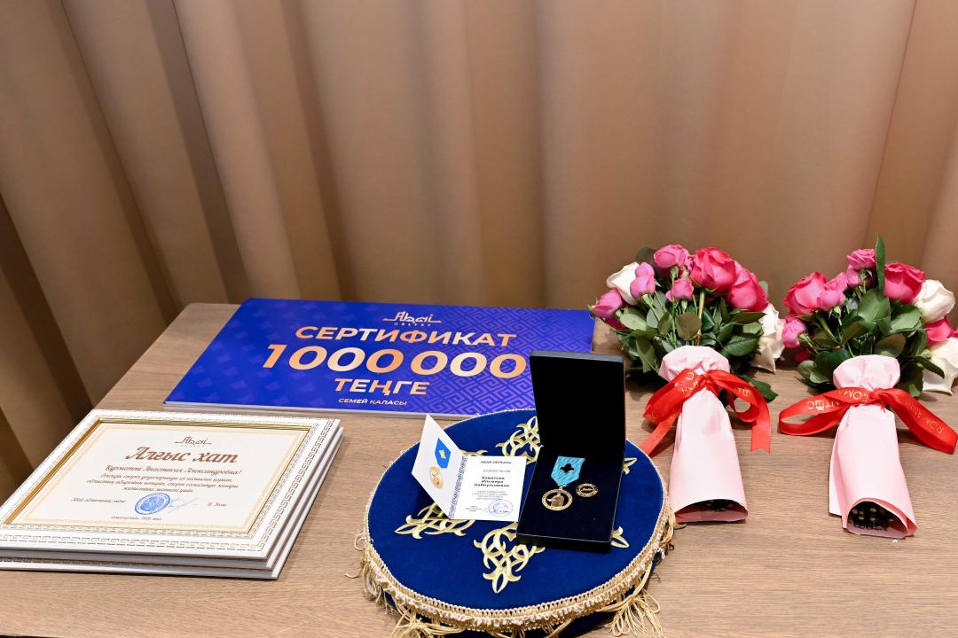 В Семее чествовали чемпионов-конкобежцев