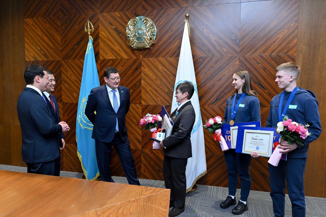 В Семее чествовали чемпионов-конкобежцев