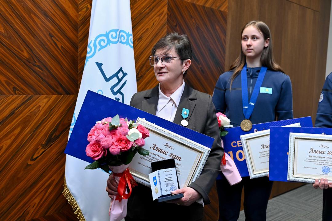 В Семее чествовали чемпионов-конкобежцев