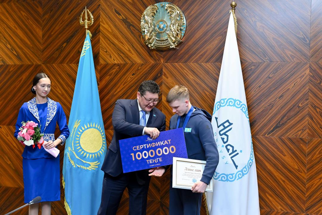 В Семее чествовали чемпионов-конкобежцев