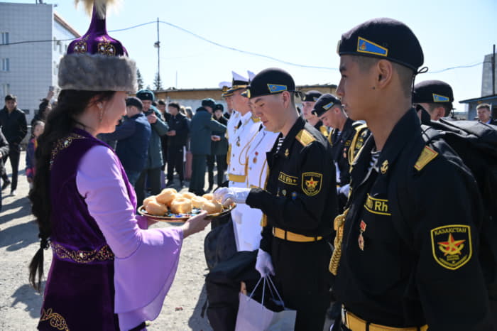 365 дней позади - Семей встретил отслуживших солдат&nbsp;